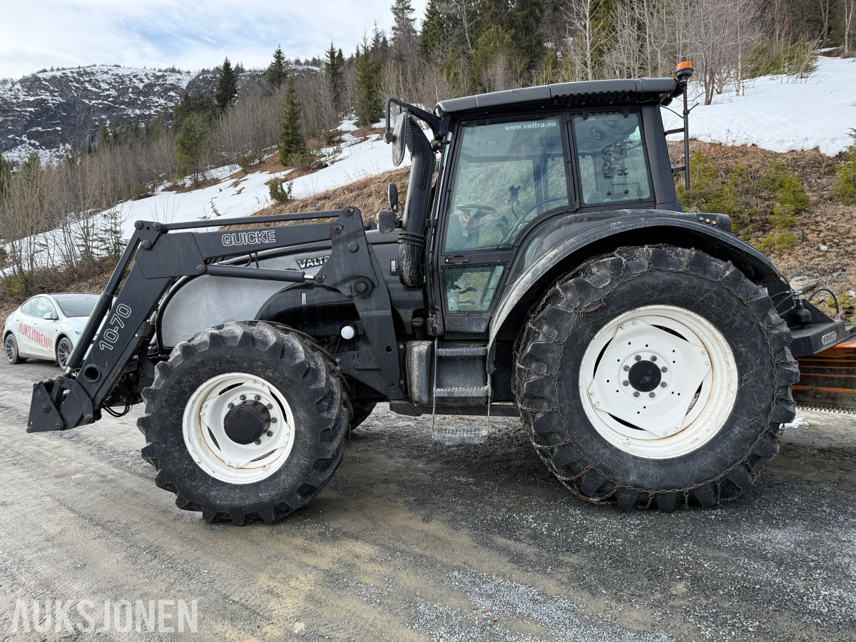 2005 Valtra T160 m/frontlaster og mye arbeidslys