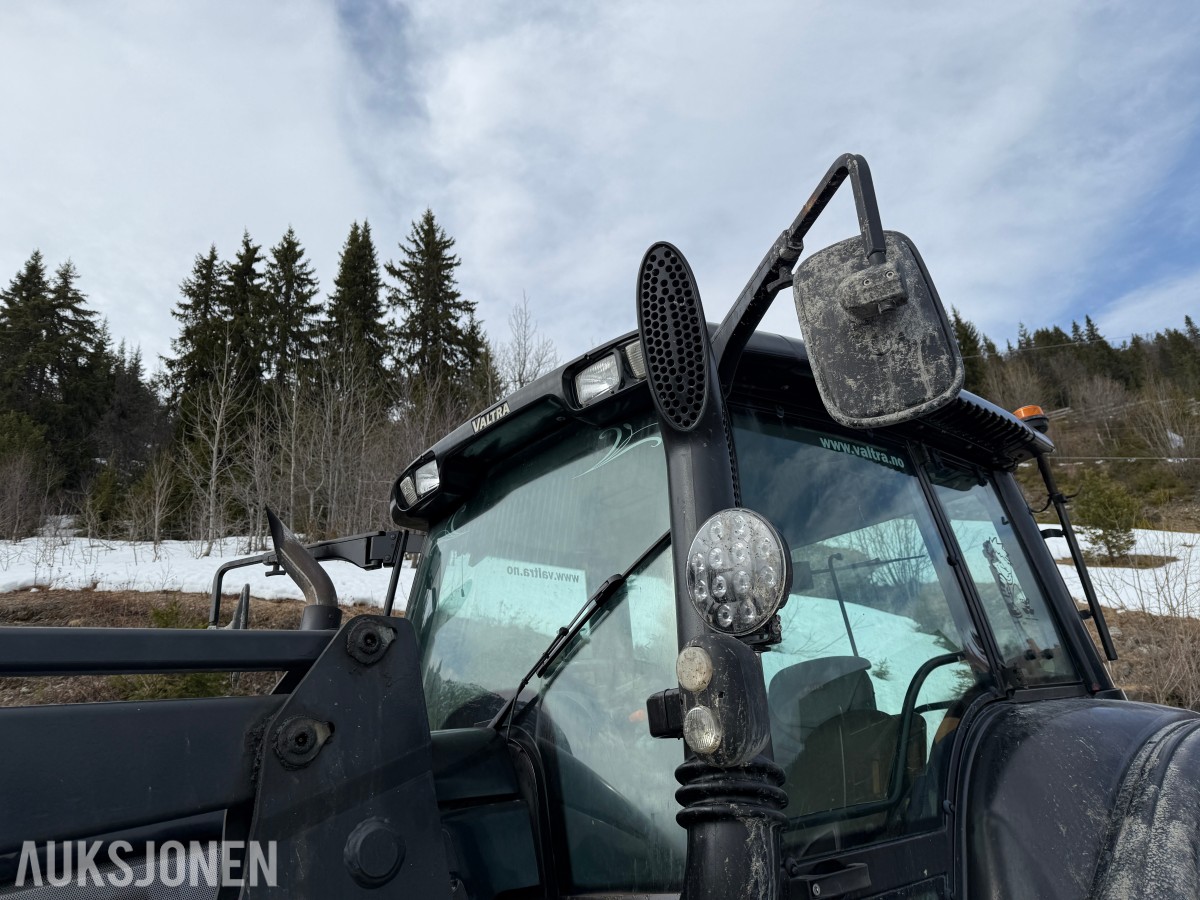 2005 Valtra T160 m/frontlaster og mye arbeidslys