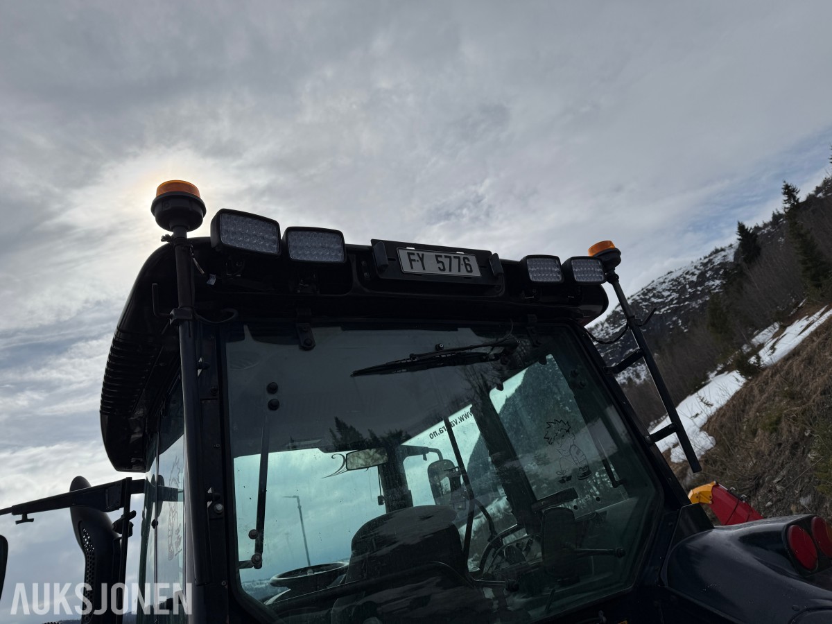 2005 Valtra T160 m/frontlaster og mye arbeidslys