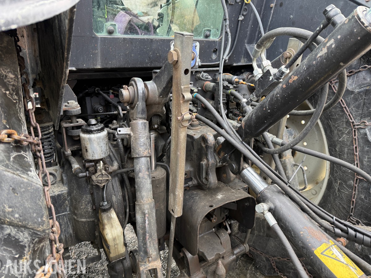 2005 Valtra T160 m/frontlaster og mye arbeidslys