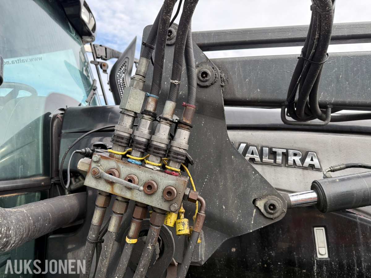2005 Valtra T160 m/frontlaster og mye arbeidslys