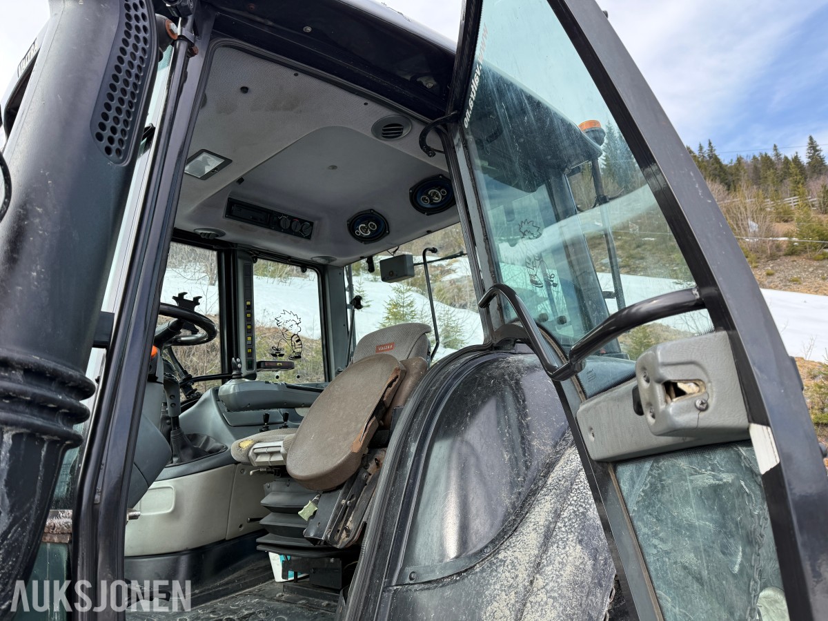 2005 Valtra T160 m/frontlaster og mye arbeidslys