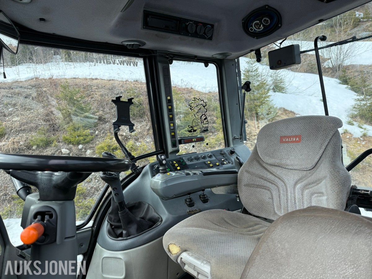 2005 Valtra T160 m/frontlaster og mye arbeidslys