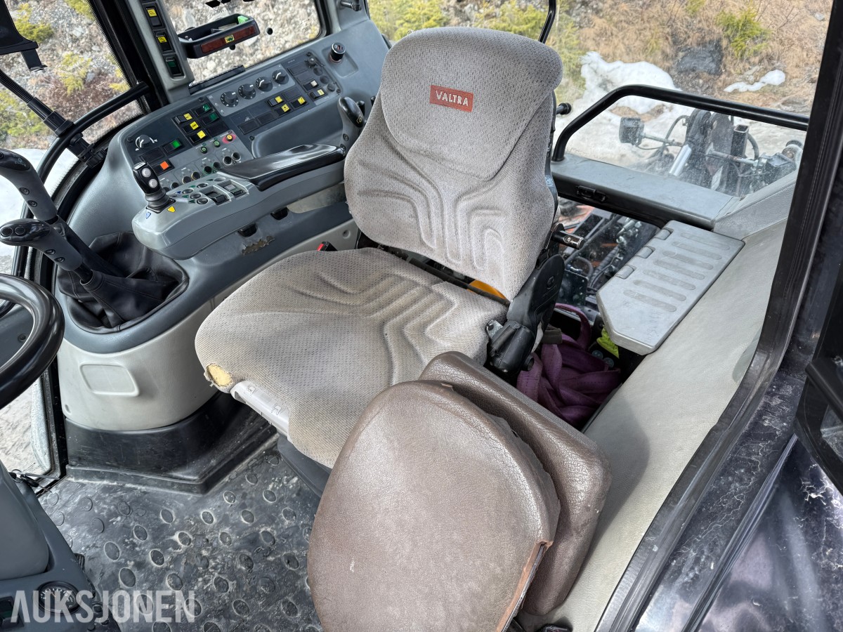 2005 Valtra T160 m/frontlaster og mye arbeidslys