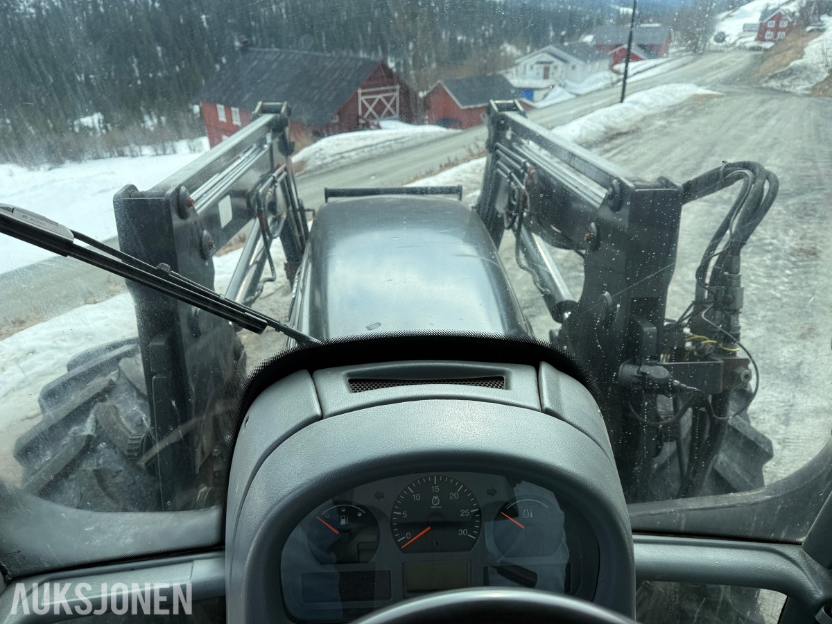 2005 Valtra T160 m/frontlaster og mye arbeidslys