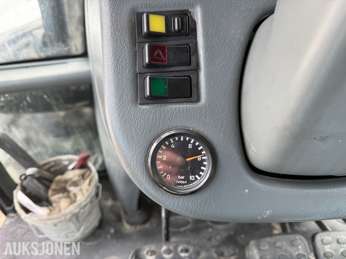 2005 Valtra T160 m/frontlaster og mye arbeidslys