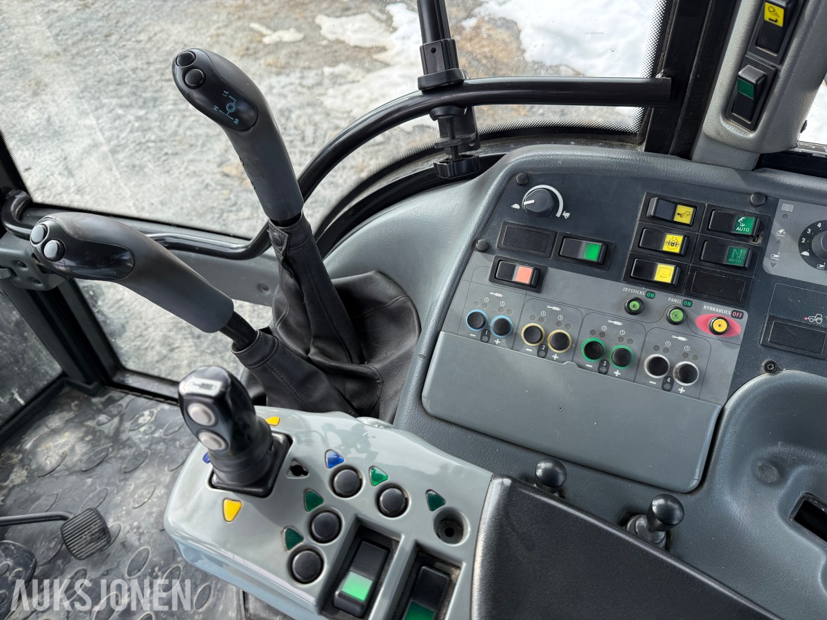 2005 Valtra T160 m/frontlaster og mye arbeidslys