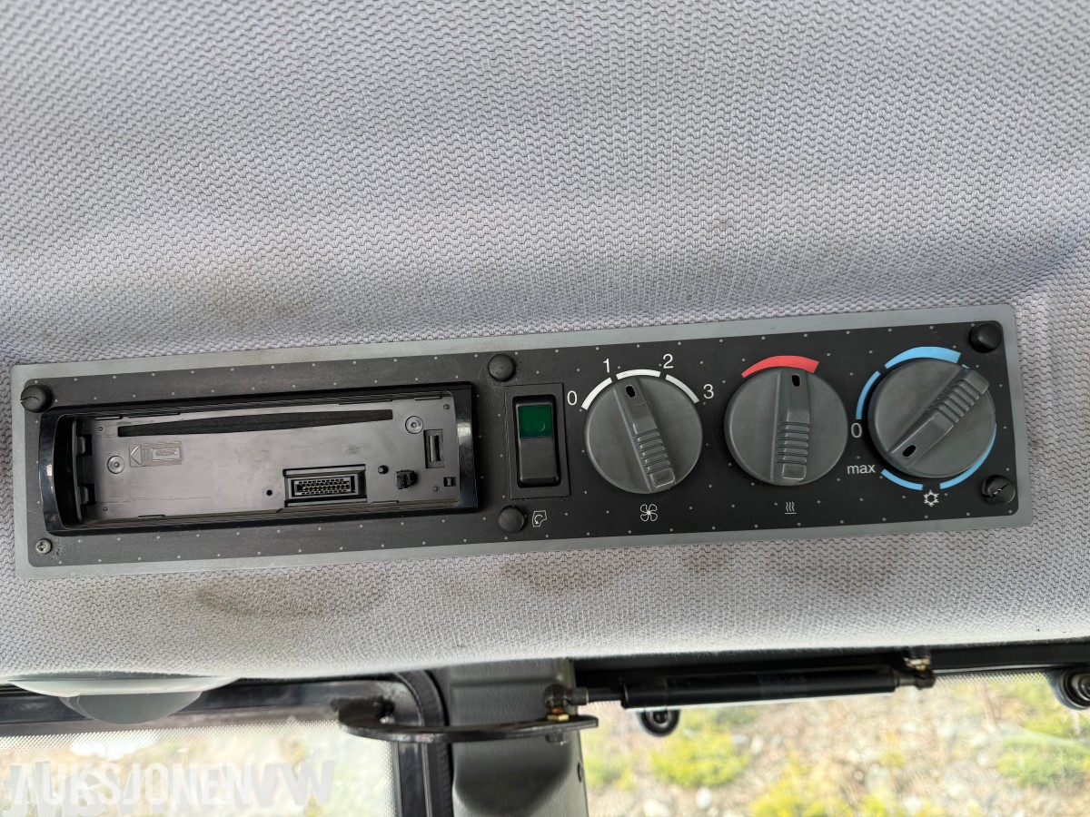 2005 Valtra T160 m/frontlaster og mye arbeidslys