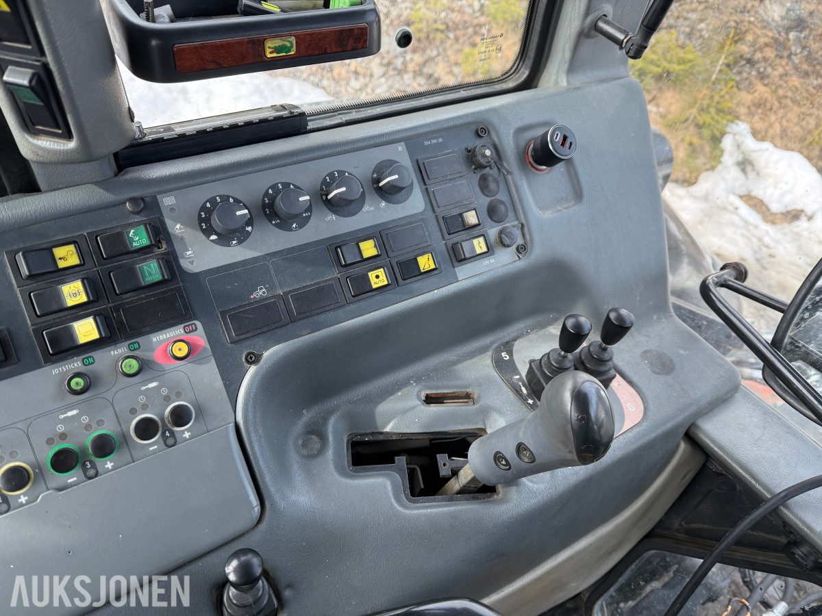 2005 Valtra T160 m/frontlaster og mye arbeidslys
