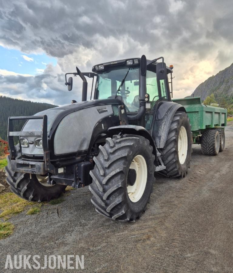 2005 Valtra T160 m/frontlaster og mye arbeidslys
