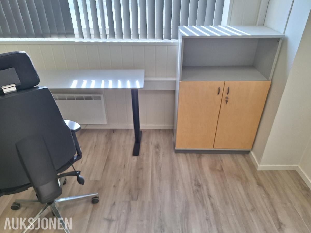 Skrivebord elektrisk hev/senk og stol