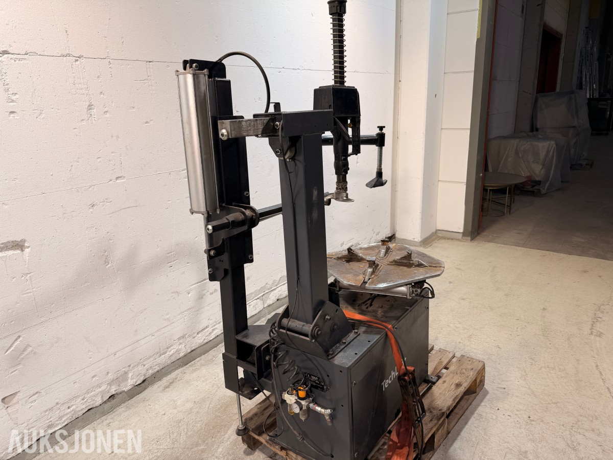 2022 TechLift 821R dekkomlegger 12–24” Med hjelpearmer