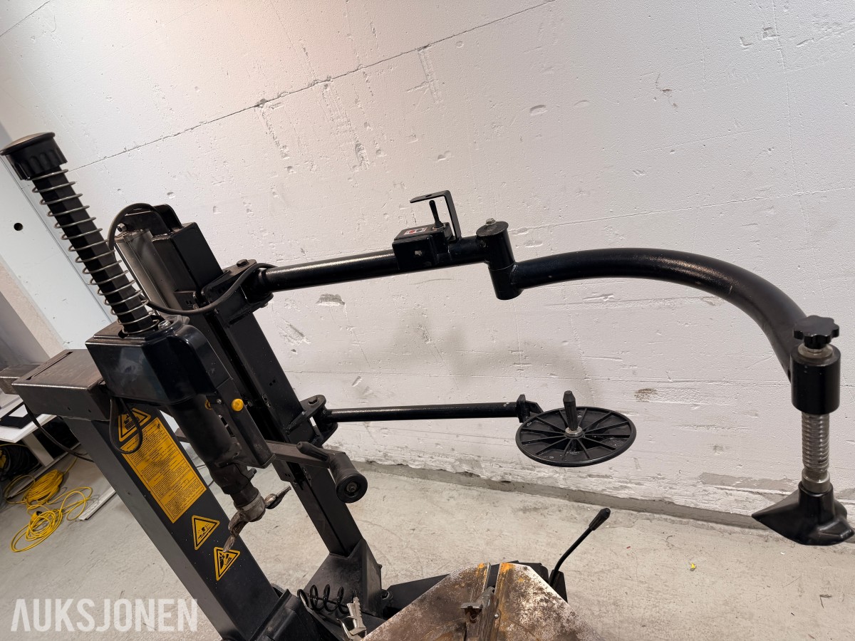 2022 TechLift 821R dekkomlegger 12–24” Med hjelpearmer