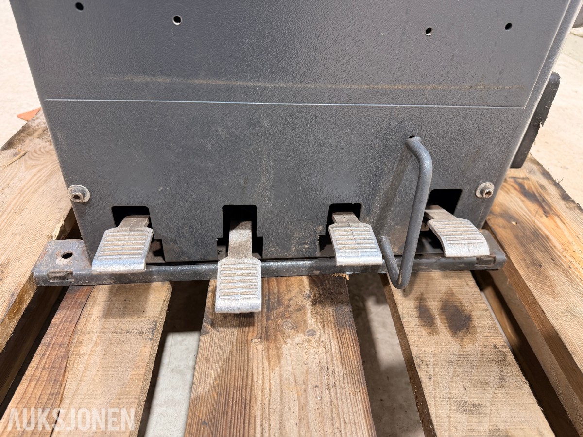 2022 TechLift 821R dekkomlegger 12–24” Med hjelpearmer