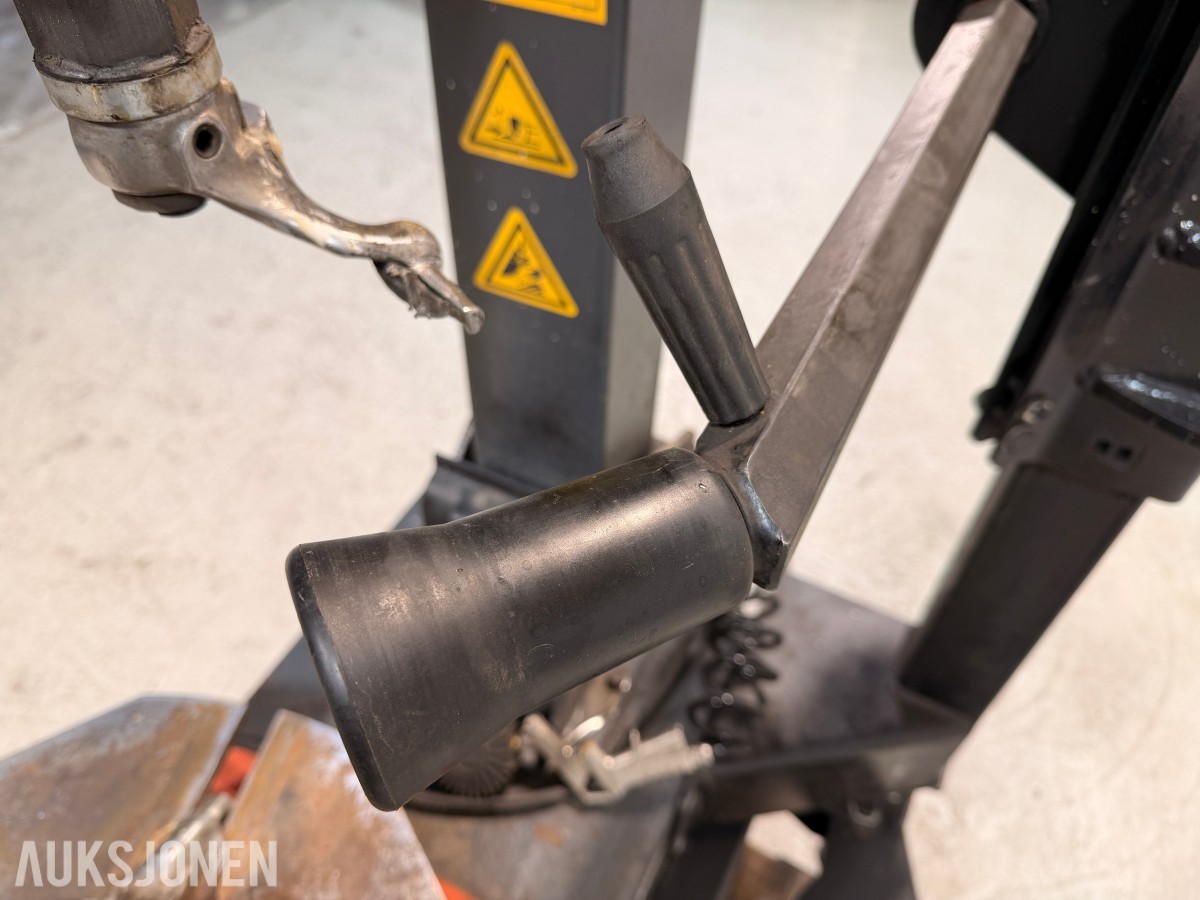 2022 TechLift 821R dekkomlegger 12–24” Med hjelpearmer