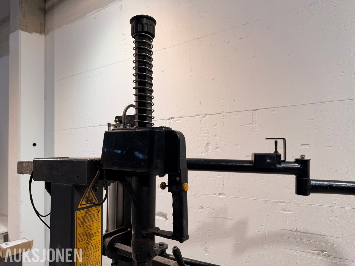 2022 TechLift 821R dekkomlegger 12–24” Med hjelpearmer