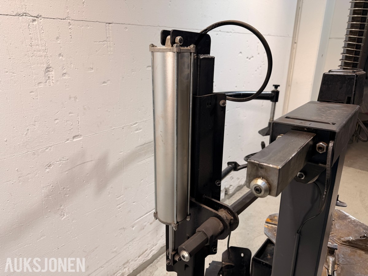 2022 TechLift 821R dekkomlegger 12–24” Med hjelpearmer