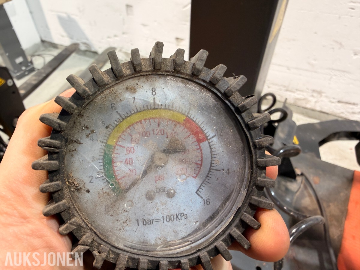 2022 TechLift 821R dekkomlegger 12–24” Med hjelpearmer