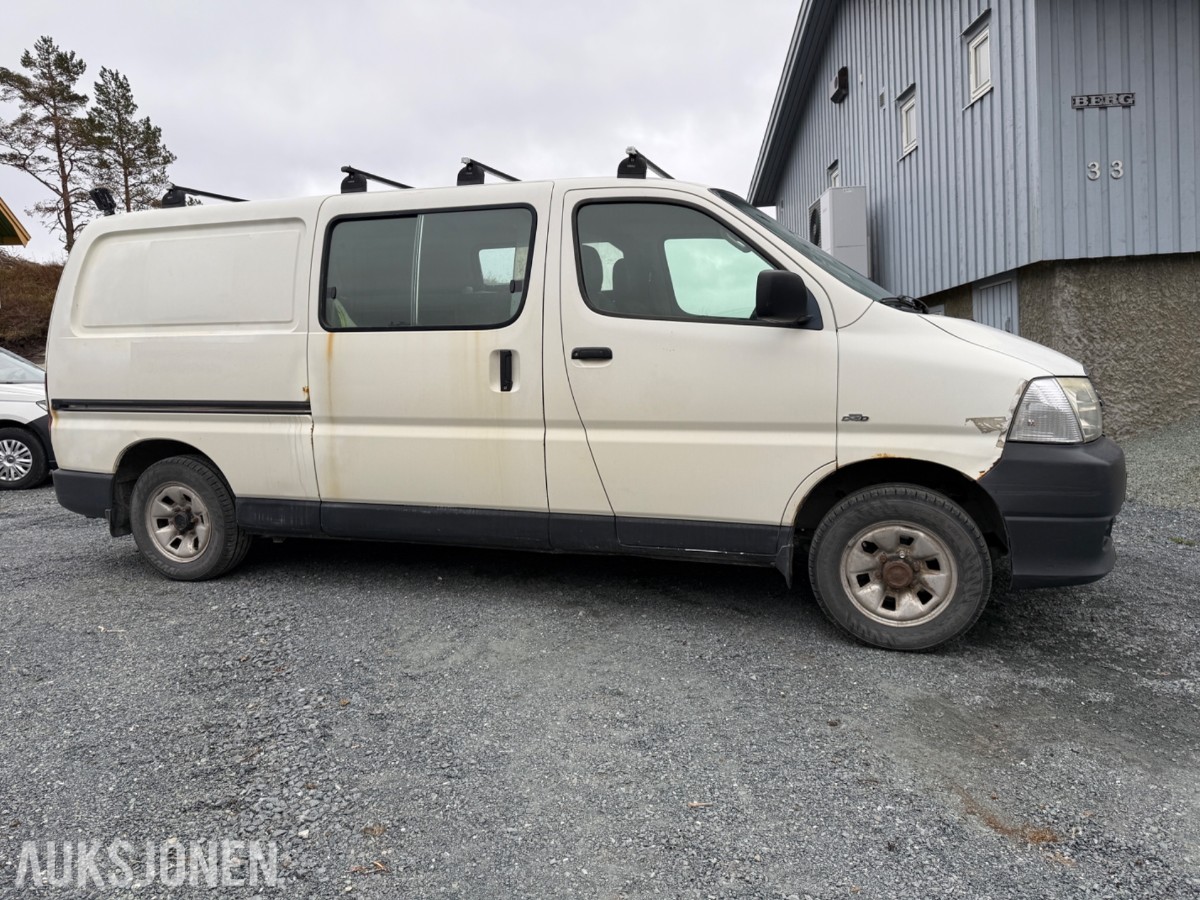 2009 Toyota HIACE 2.5-117 D 4WD med innredning