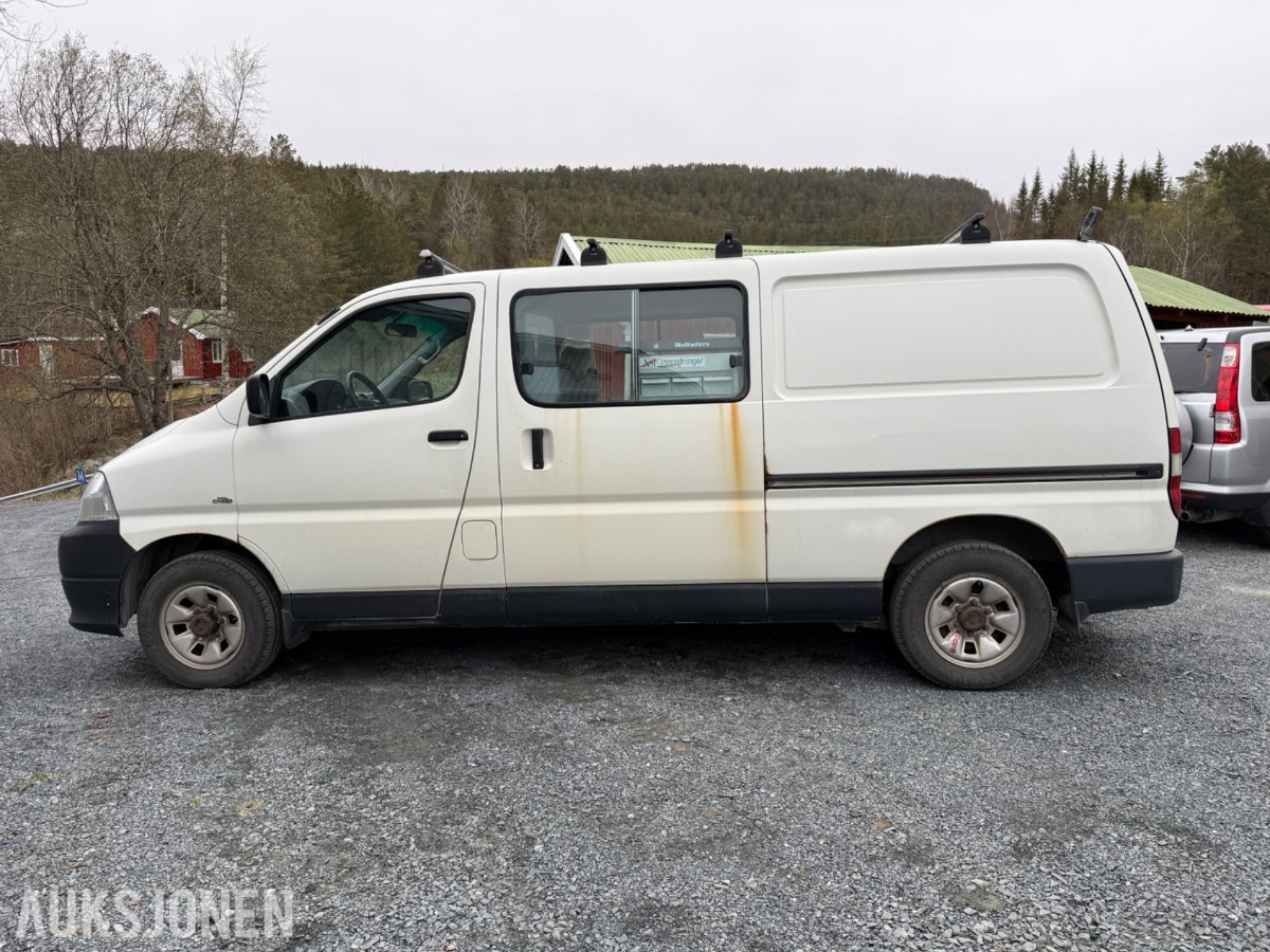 2009 Toyota HIACE 2.5-117 D 4WD med innredning