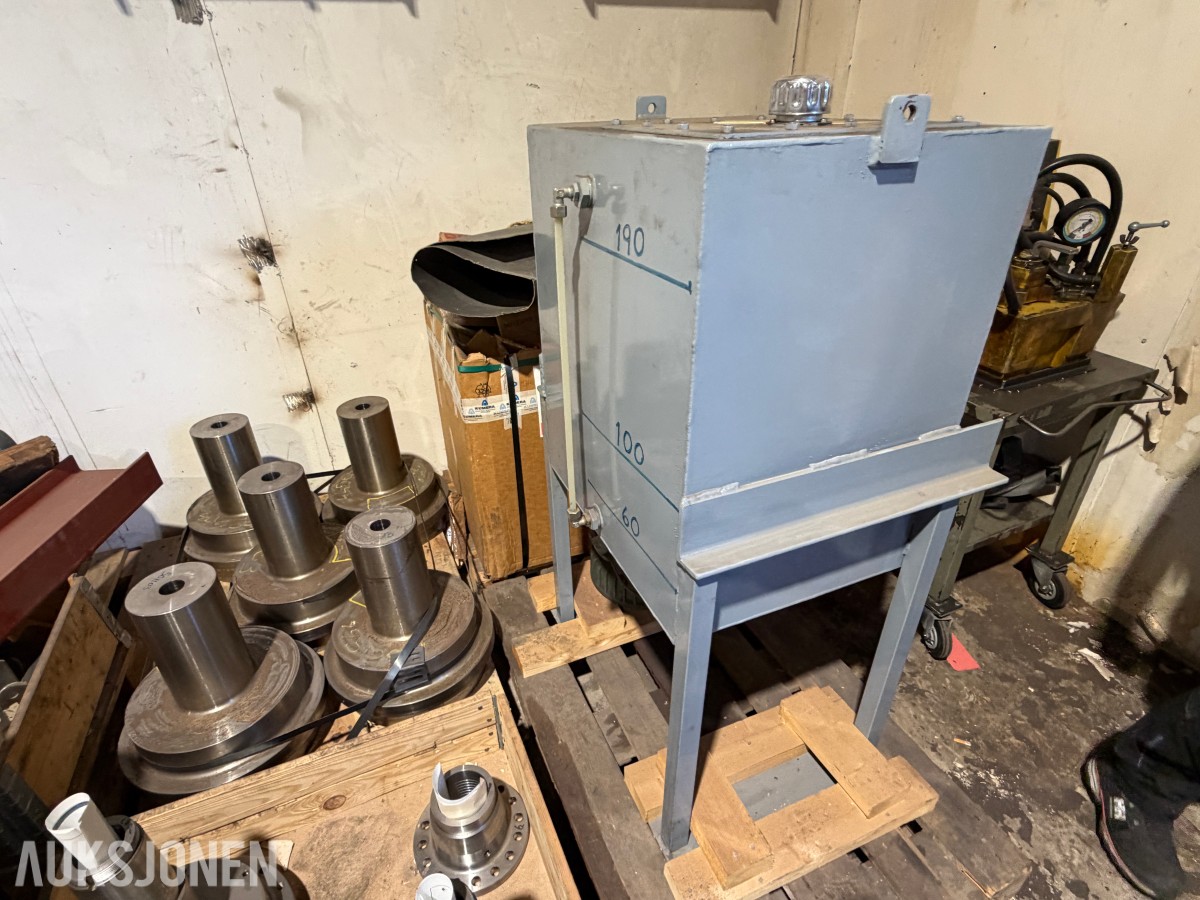Hydraulikk/oljetank med stativ – 200 liter