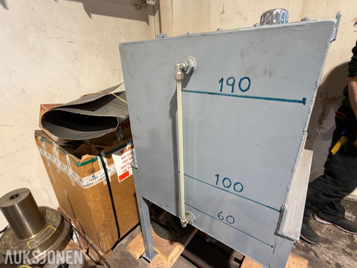Hydraulikk/oljetank med stativ – 200 liter
