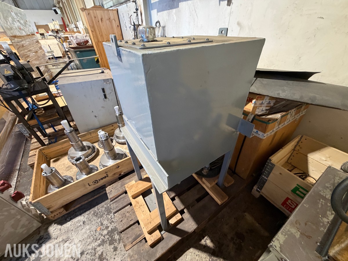 Hydraulikk/oljetank med stativ – 200 liter