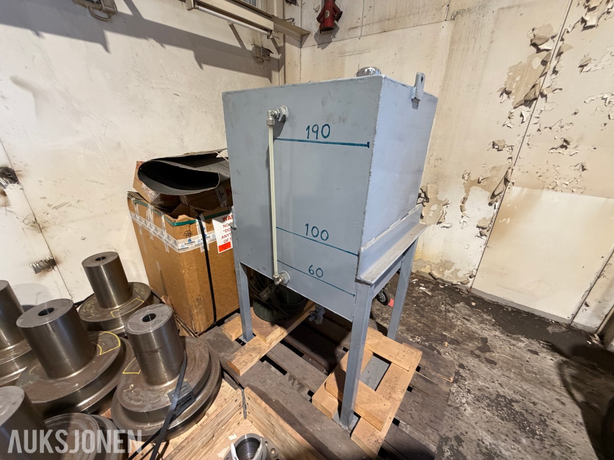 Hydraulikk/oljetank med stativ – 200 liter