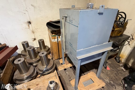 Hydraulikk/oljetank med stativ – 200 liter