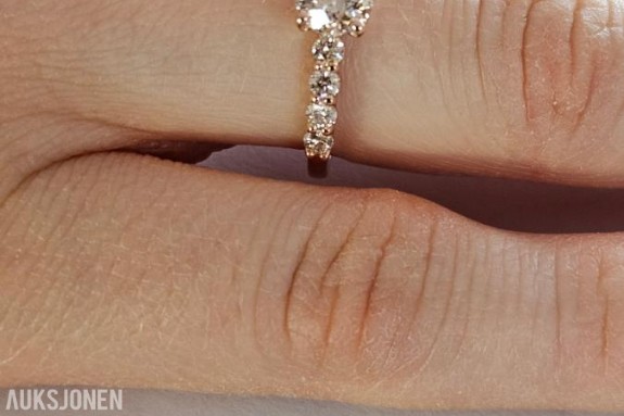 1.23CT DIAMANTRING I 14K GULL. HELT NATURLIGE DIAMANTER! TAKSTBREV OG SERTIFIKAT!