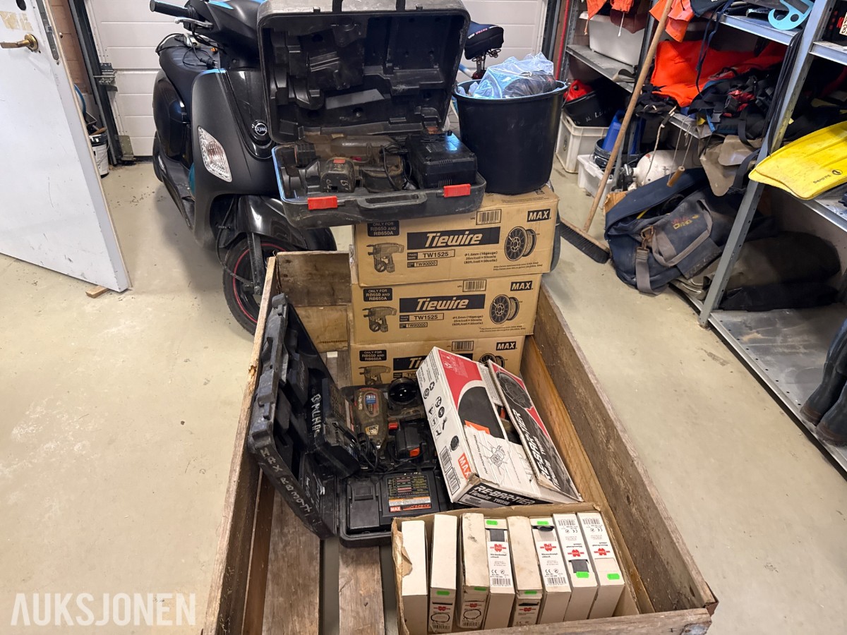 Pall med tråd og diverse utstyr – selges samlet