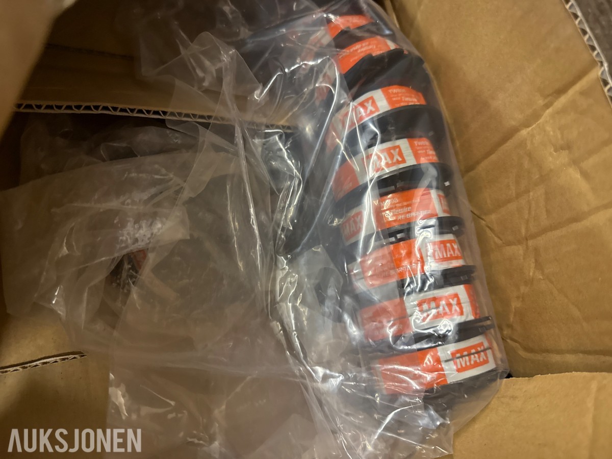 Pall med tråd og diverse utstyr – selges samlet