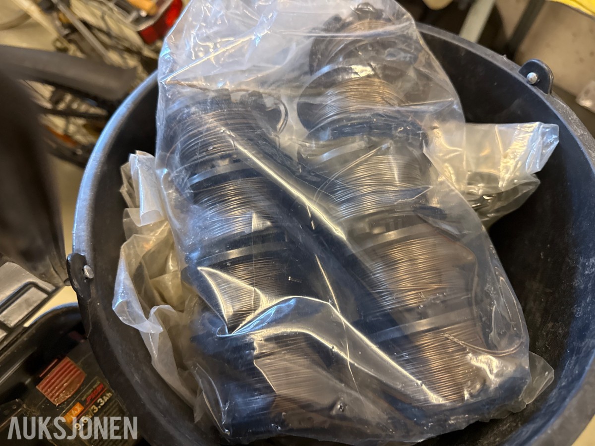 Pall med tråd og diverse utstyr – selges samlet