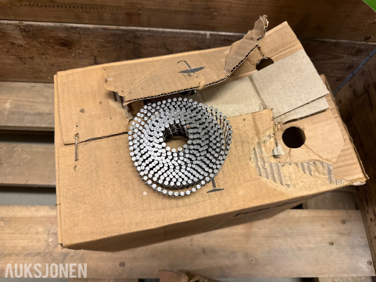 Stort parti med spiker og skruer