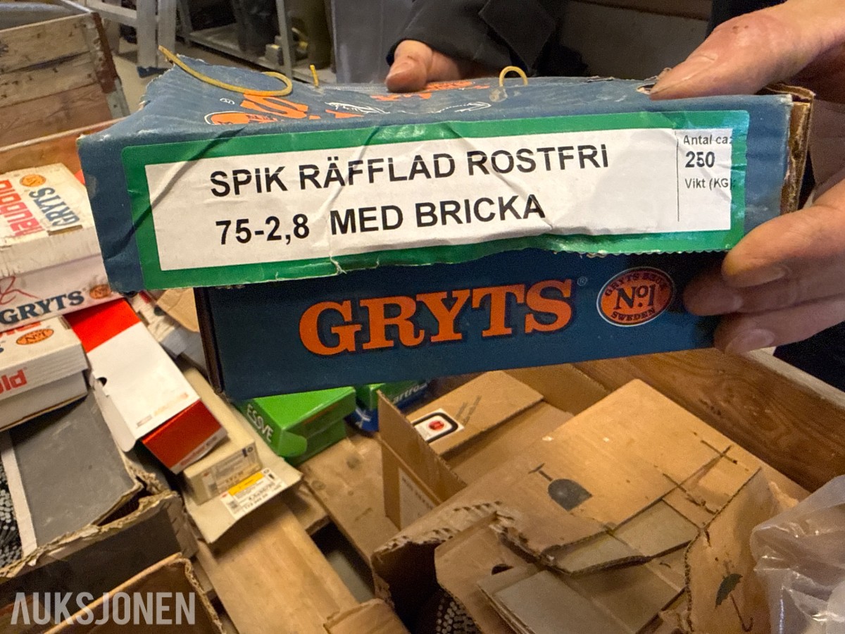Stort parti med spiker og skruer