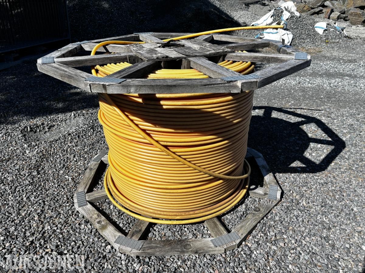 PARTI ALUMINIUMSKABLER OG 20MM RØR CA 150M Parti