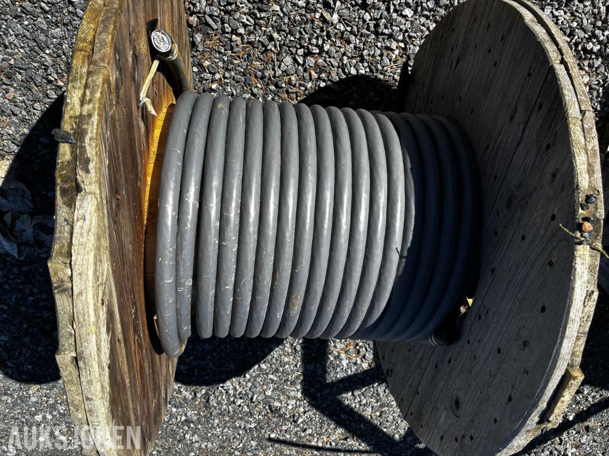 PARTI ALUMINIUMSKABLER OG 20MM RØR CA 150M Parti