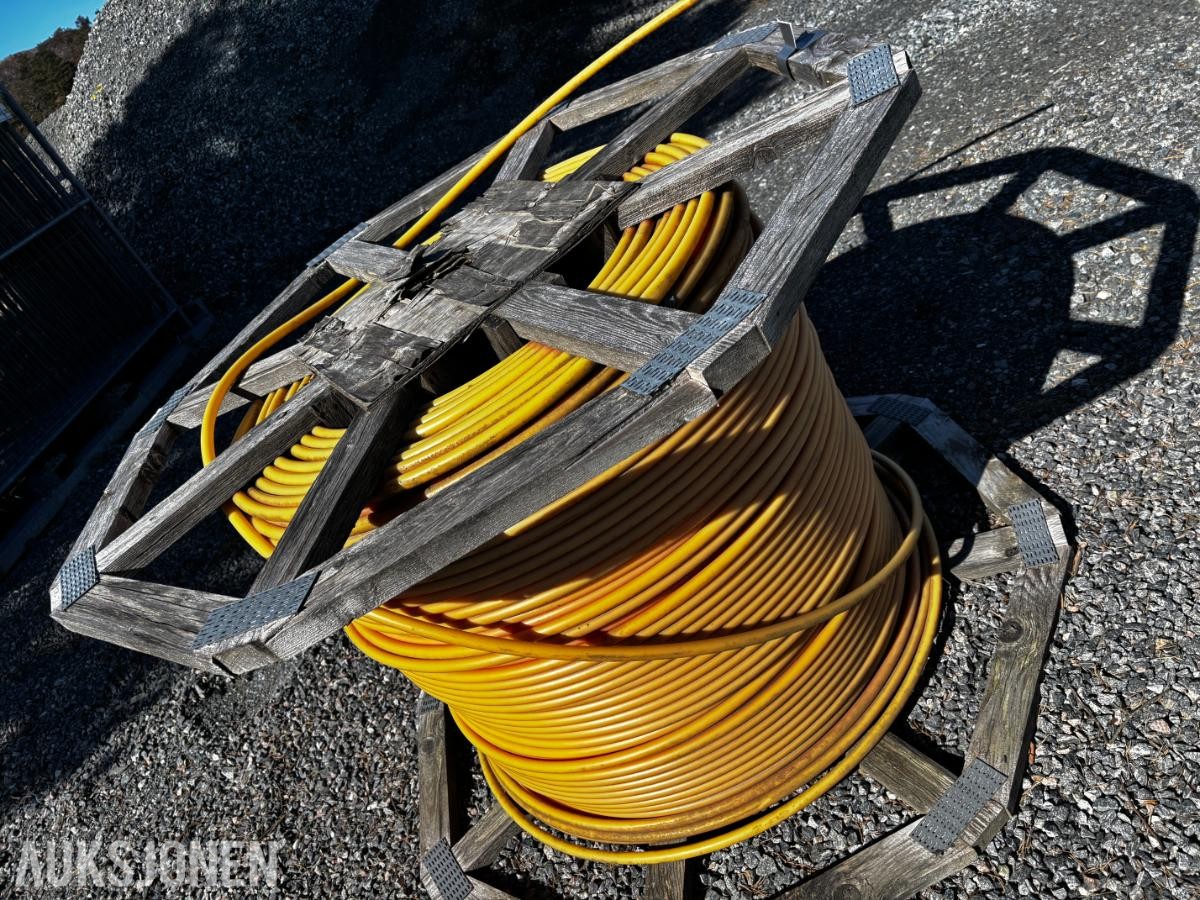 PARTI ALUMINIUMSKABLER OG 20MM RØR CA 150M Parti