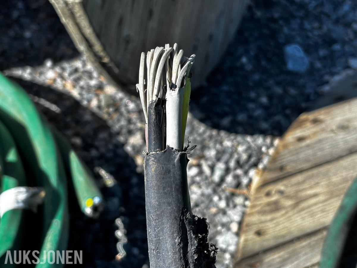 PARTI ALUMINIUMSKABLER OG 20MM RØR CA 150M Parti