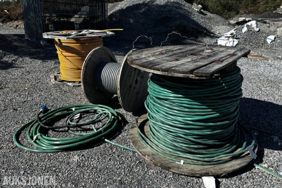 PARTI ALUMINIUMSKABLER OG 20MM RØR CA 150M Parti