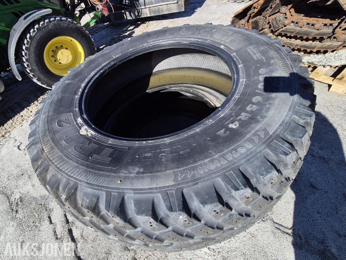 Nokian TRI 2 650/65R42 med pigg