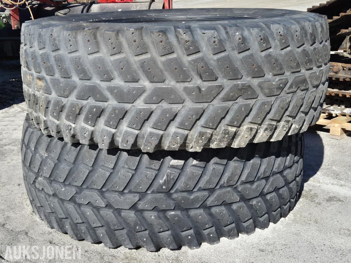 Nokian TRI 2 650/65R42 med pigg