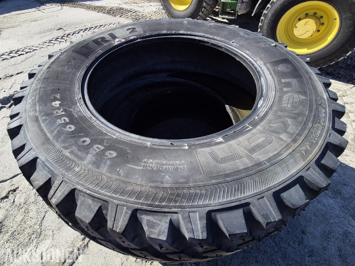 Nokian TRI 2 650/65R42 med pigg