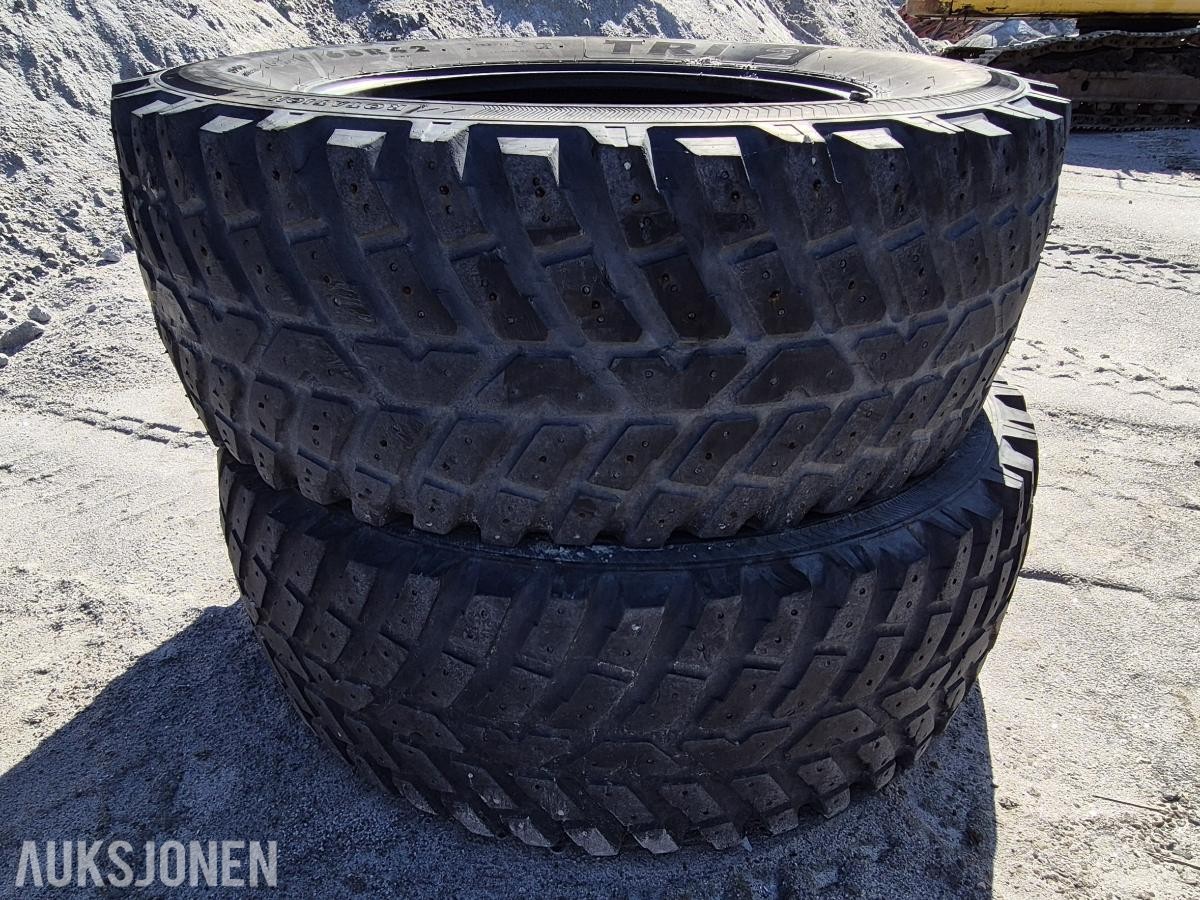 Nokian TRI 2 650/65R42 med pigg