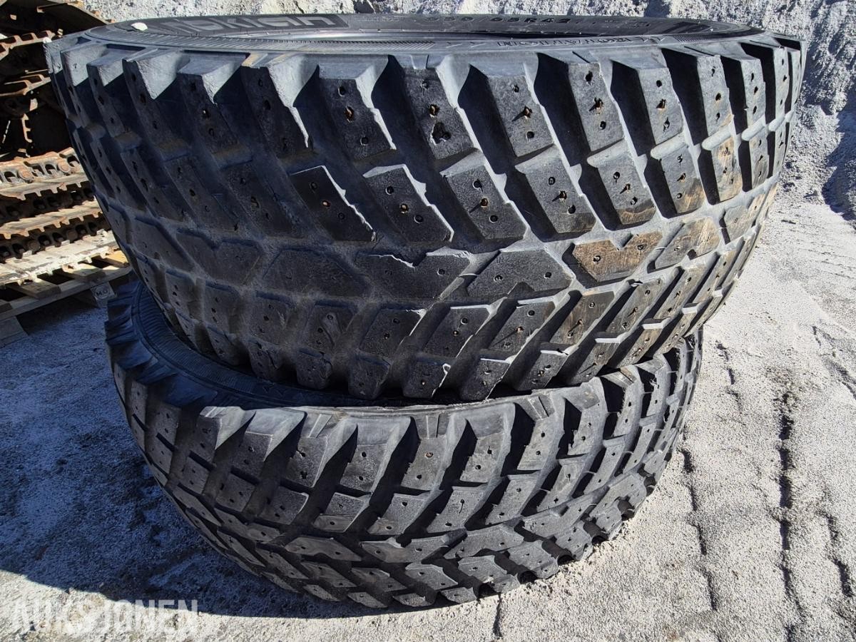 Nokian TRI 2 650/65R42 med pigg