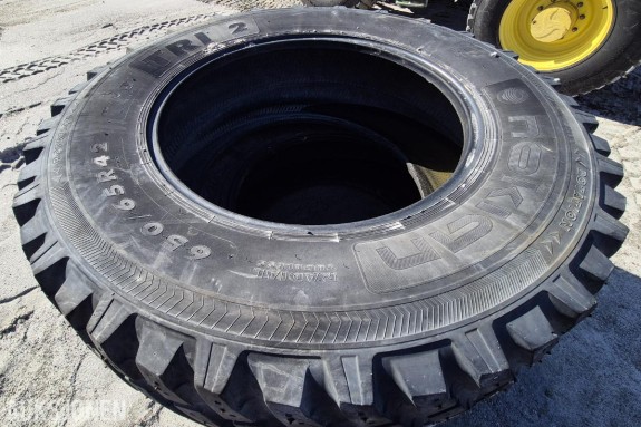 Nokian TRI 2 650/65R42 med pigg