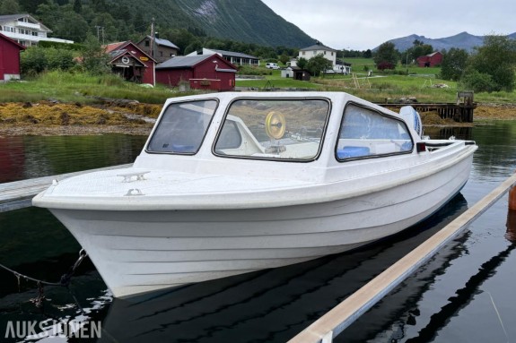 Hansvik 16 fots fiskebåt med Suzuki 9.9 hk utenbordsmotor - 2 takt