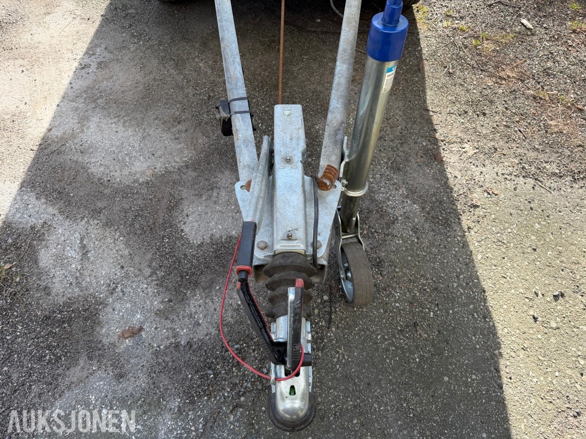 2000 TREDAL T-12BBK VAREHENGER M/ LOKK – BOGGI – -920KG NYTTELAST 