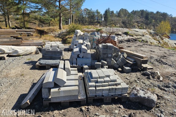 Stort parti - Betong- og natursteinmaterialer - Betongheller, brostein, kantstein, granittblokker og armeringsjern - Ideelt for hage/utemiljø