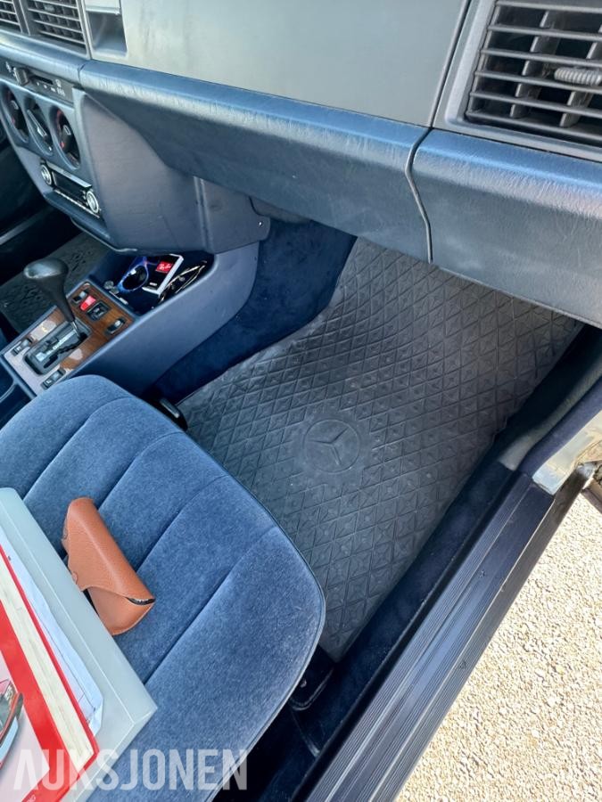1985 Mercedes-Benz 190E 2.0 automat s+v dekk eu ok til 02.2027